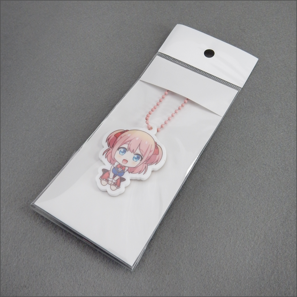 アクリルキーホルダーへの傷を防ぐため無地の台紙が無料で付いています